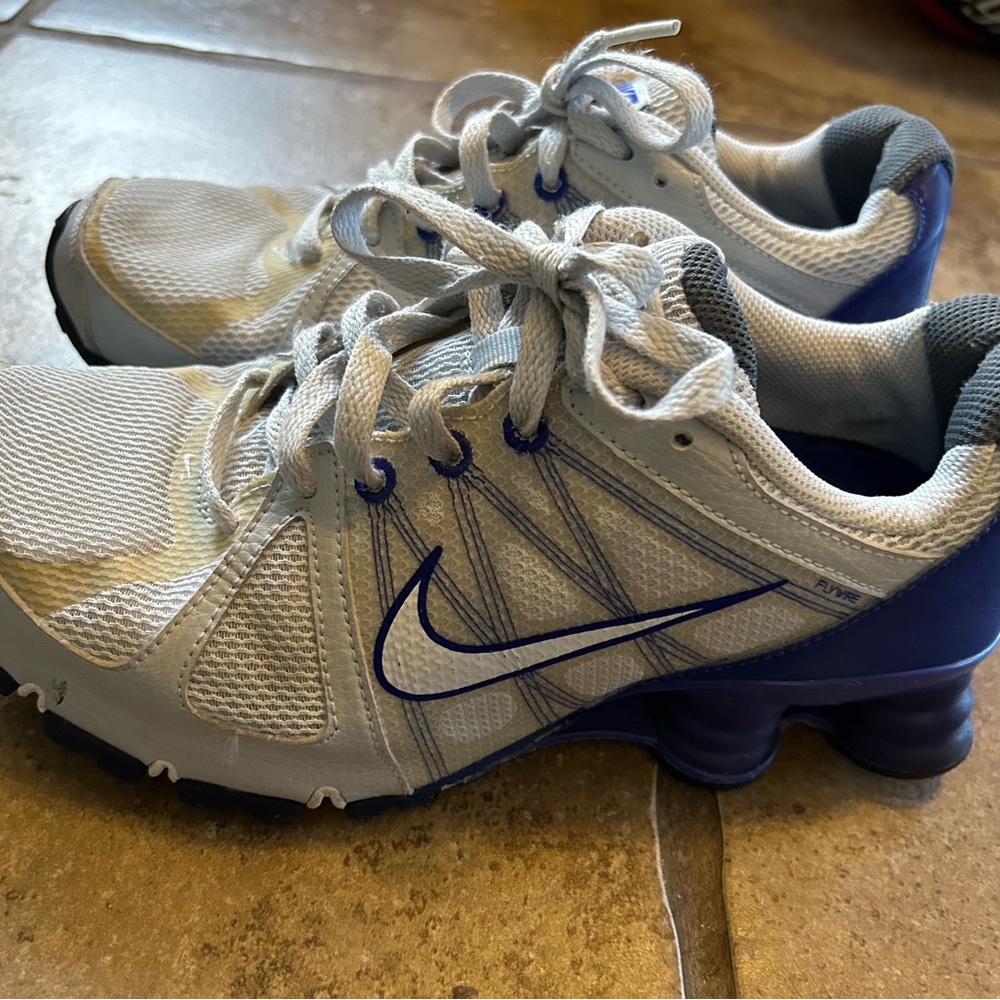 Nike Shox Agent Flywire Womens Size 8 Running Shoes White Purple 438683-014 - Picture 2 of 8